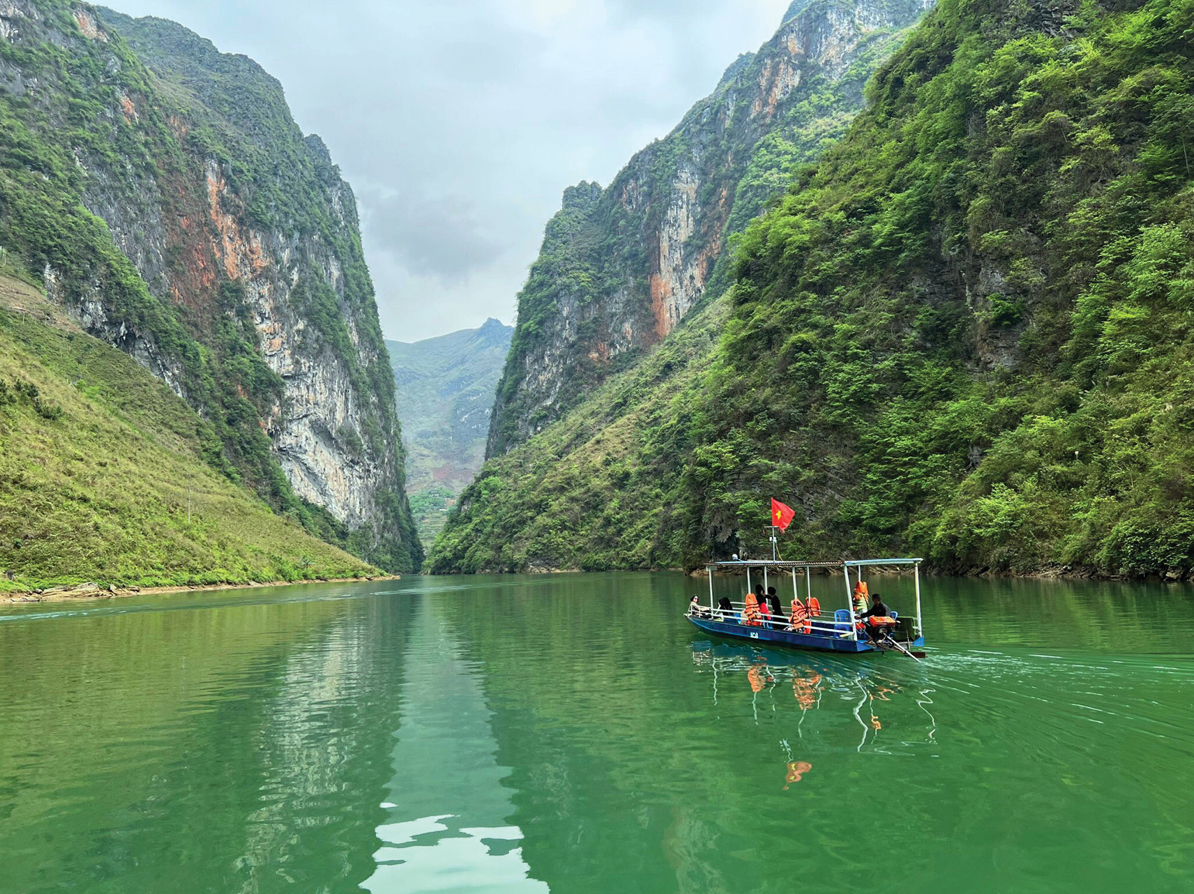 Xuôi thuyền trên dòng sông Nho Quế thơ mộng